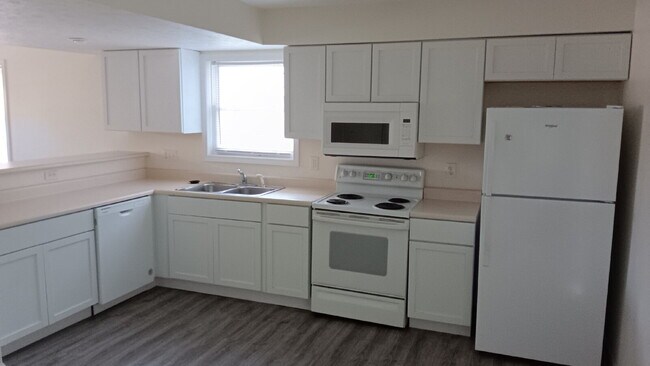Building Photo - 3BR, 2.5BA end unit available August 1, 2025