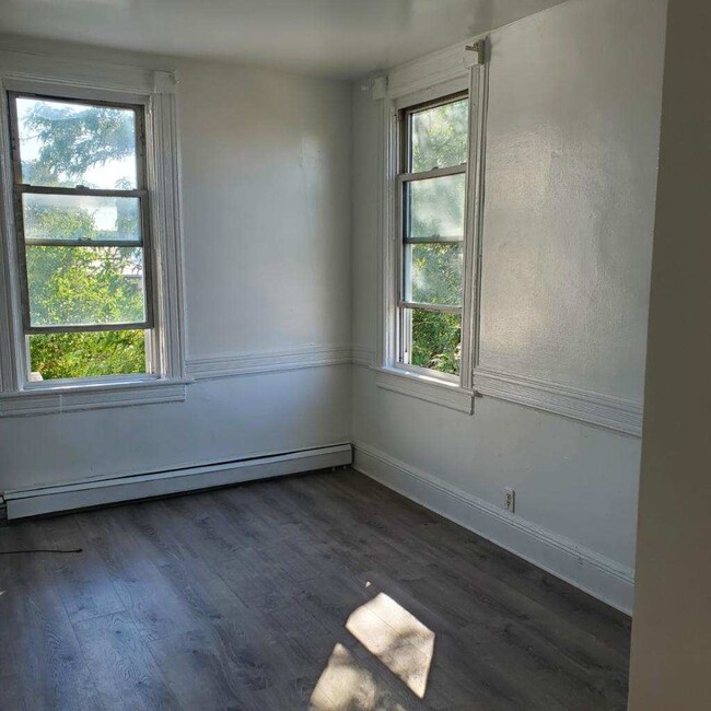 Building Photo - 525 7th St