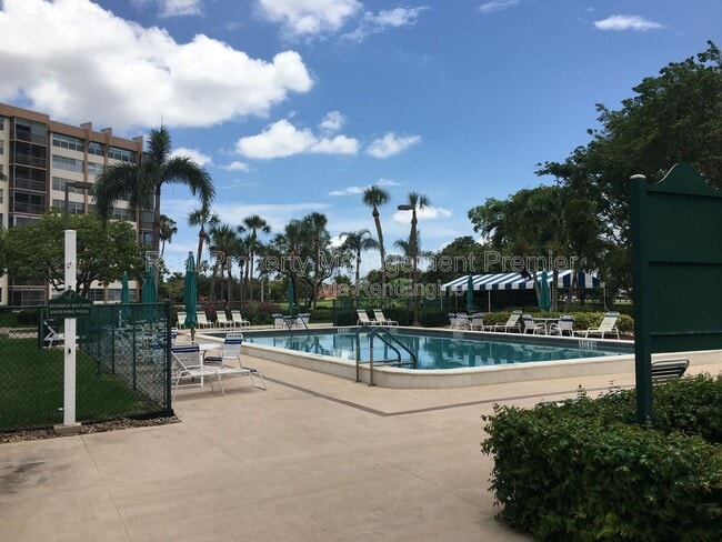 Building Photo - 1100 St Charles Pl