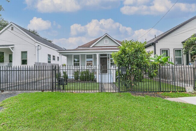 Foto del edificio - 213 N Hutcheson St