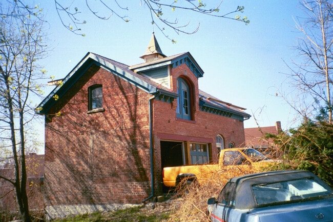 Building Photo - 10 Grand St