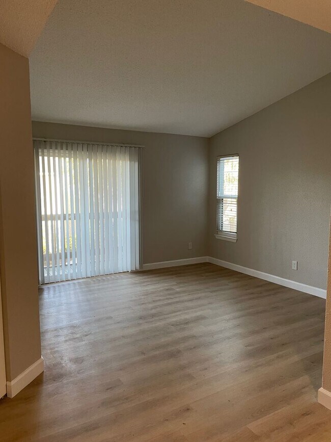 Foto del edificio - Fabulous 2/1 Second Floor Condo