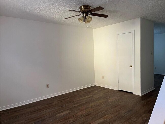 Foto del edificio - 7830 Means Ave