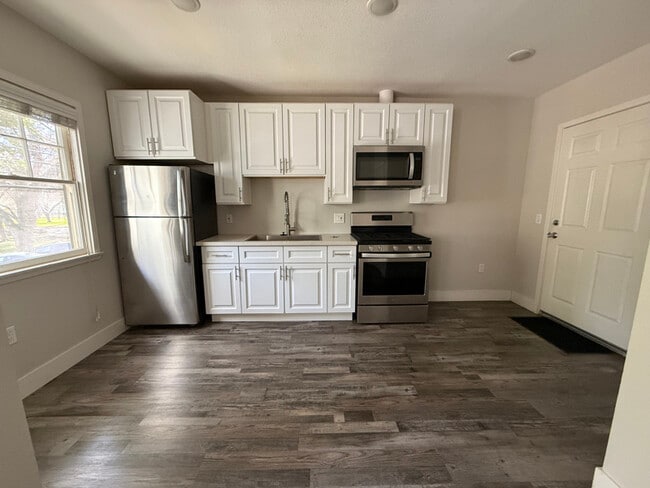 Building Photo - 2000 6th St