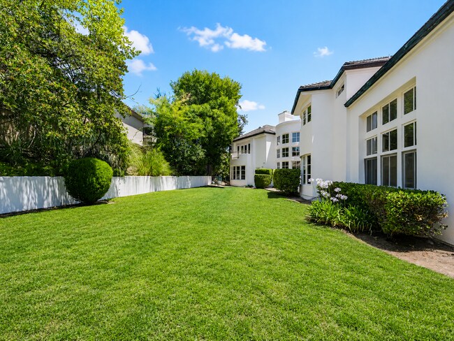 Foto del edificio - 3907 Peartree Pl