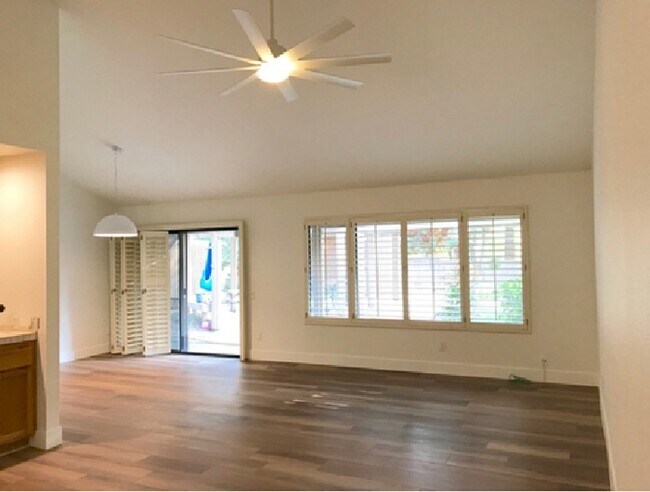 Foto del edificio - Beautiful 3BD/2BA Home with Landscaped Oas...
