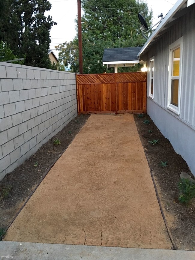 Building Photo - 1415 Encino Ave