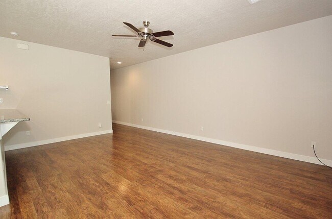 Foto del edificio - Immaculate Townhouse in Quiet Community