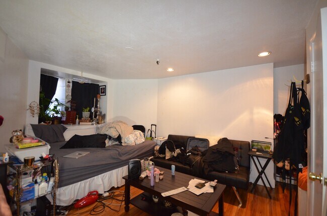 Foto del edificio - 45 Westland Ave
