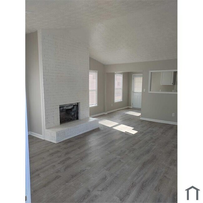 Building Photo - 8115 Magnolia Dr