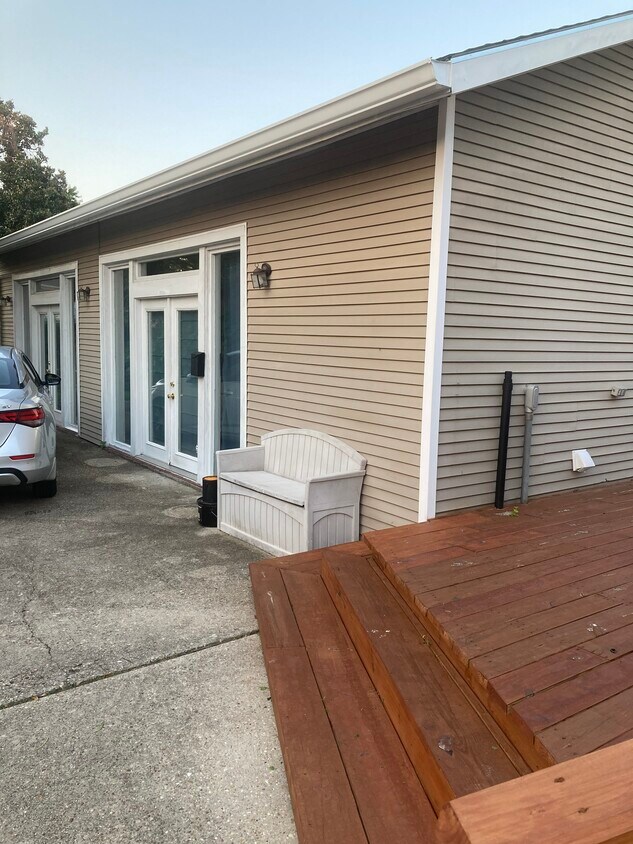 Cottage exterior with Front Door parking - 1615 Pomona St