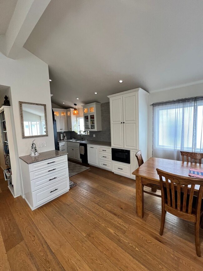 Building Photo - Silver Strand Beach - Furnished two bedroo...
