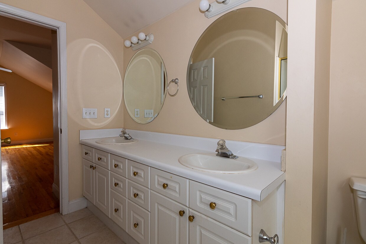 Interior - 504 S Ott Rd