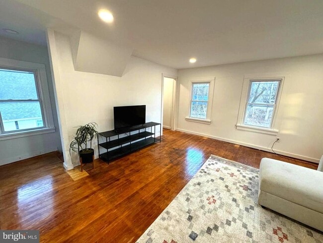 Foto del edificio - 102 Montgomery Ave