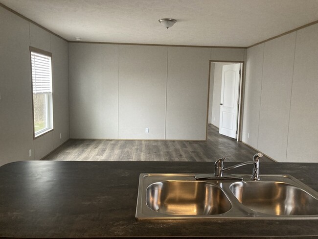 Building Photo - 3 bed 2 bath Manufactured home