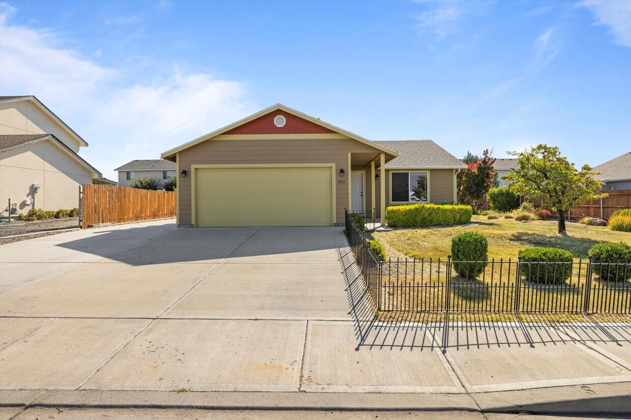 Foto principal - Charming 3-Bed, 2-Bath Single-Family Resid...
