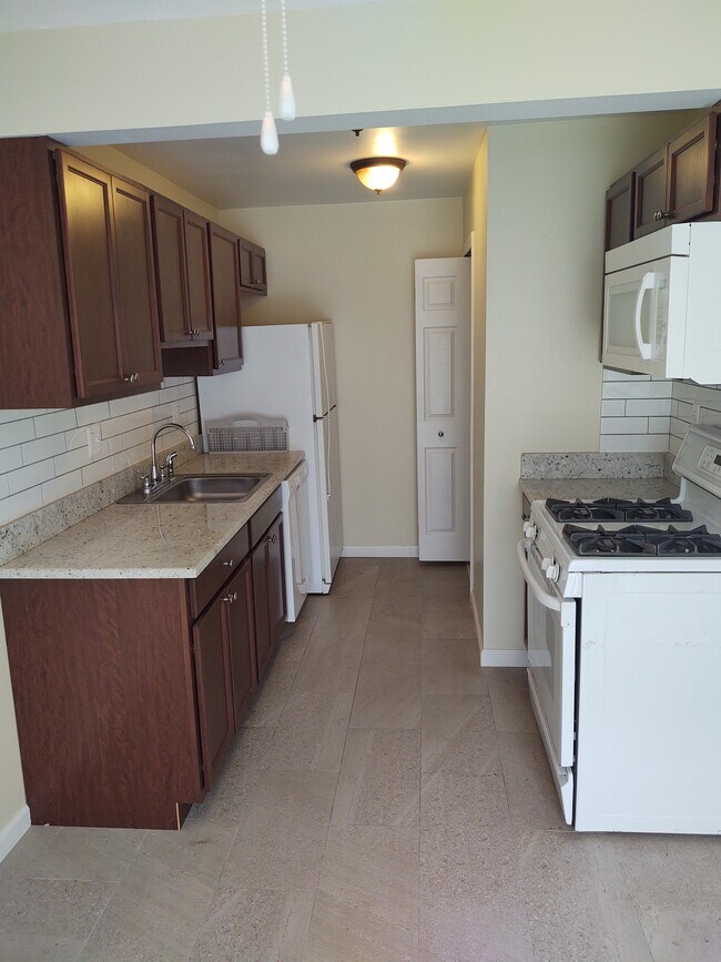 41139 S Woodbury Green Dr, Belleville, MI 48111 Townhouse for Rent in