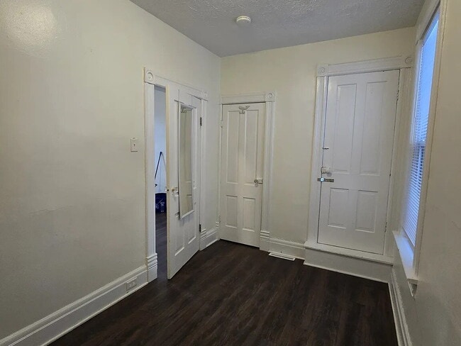Foto del edificio - Convenient first floor living! Two bedroom, one bathroom house for rent. Updated flooring, bathro...