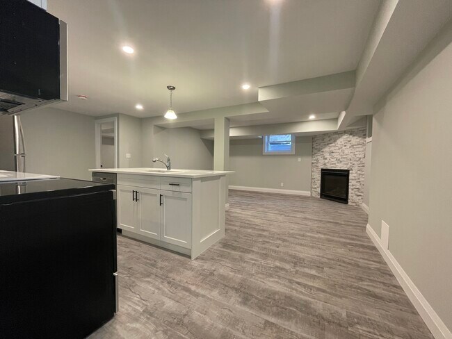 Photo du bâtiment - Charming 2-Bedroom Lower Unit in Historic Holmedale