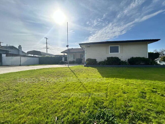 Building Photo - 5200 Fernwood Way