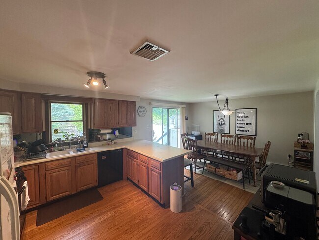 Foto del edificio - Spacious 3 bedroom 2.5 bathroom Duplex