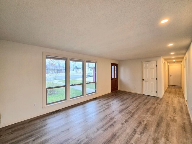 Building Photo - **MOVE-IN SPECIAL** 3 Bed / 2 Bath Rambler – Huge Fenced Yard + 2-Car Garage – Available Now