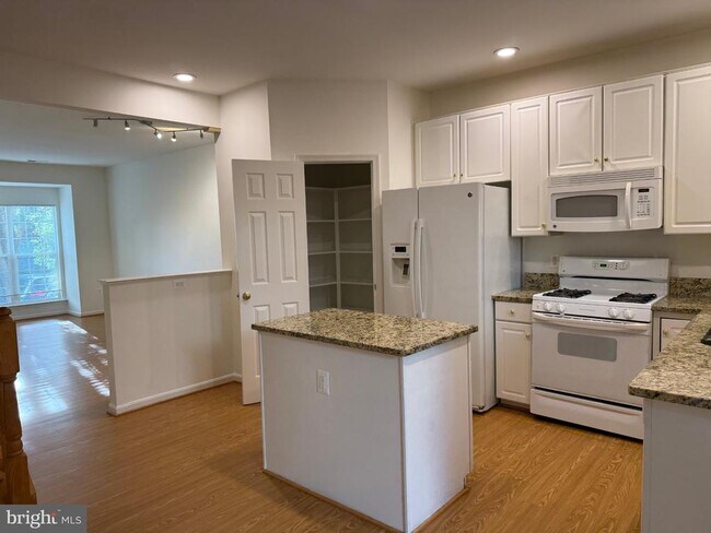 Building Photo - 2427 Dew Meadow Ct
