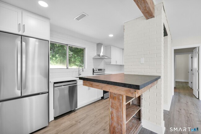 Building Photo - 450 Danbury Rd