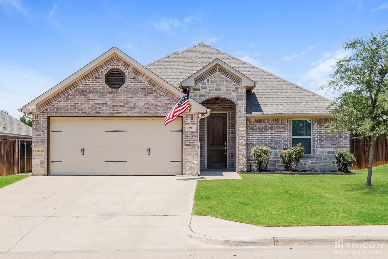 Foto principal - 128 Donna Circle Granbury TX