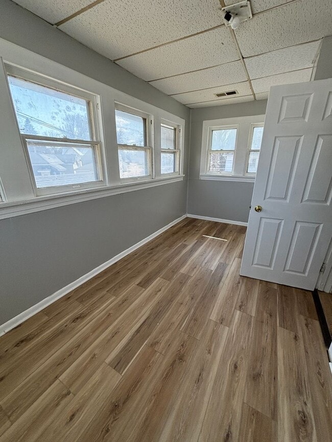 Building Photo - 2 Bedroom, 1 bath apartment in convenient location 1/2 OFF FIRST MONTHS RENT SPECIAL!