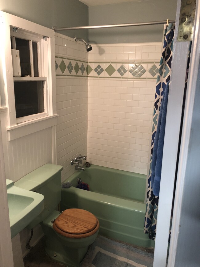 Full bath - 2411 Kildare St NW