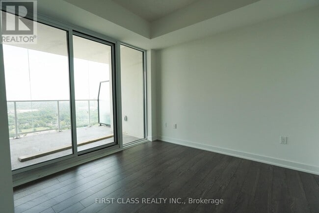 Photo du bâtiment - 50-2850 O'Neill Rd