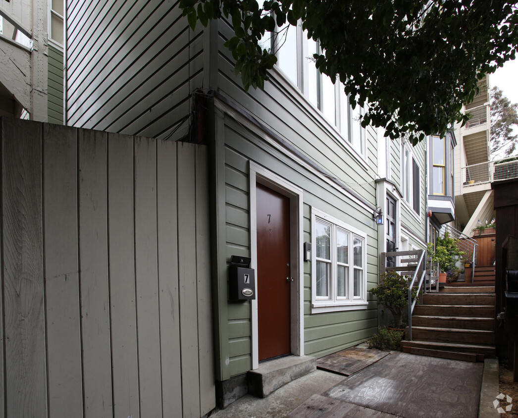 Building Photo - 7-10 Reno Pl