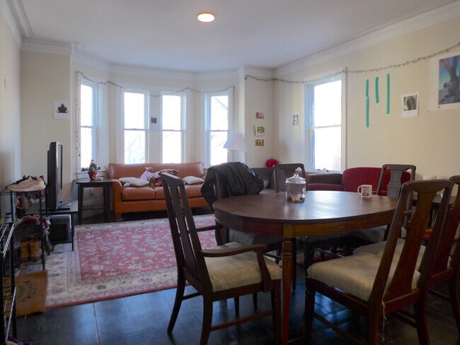 Building Photo - 828 Parker St