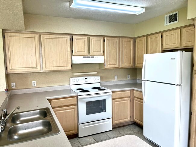 Building Photo - 14037 Fairway Island Dr