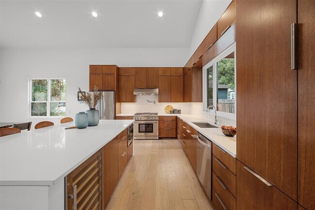 Foto del edificio - 5001 Shoal Creek Blvd