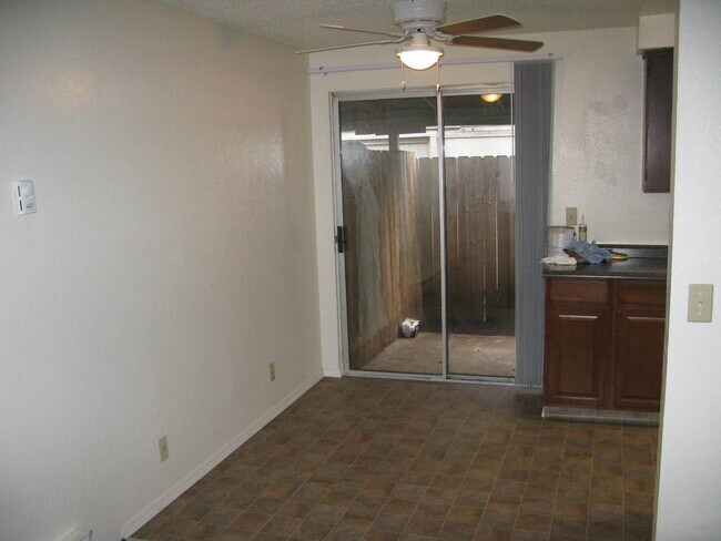 Building Photo - 939