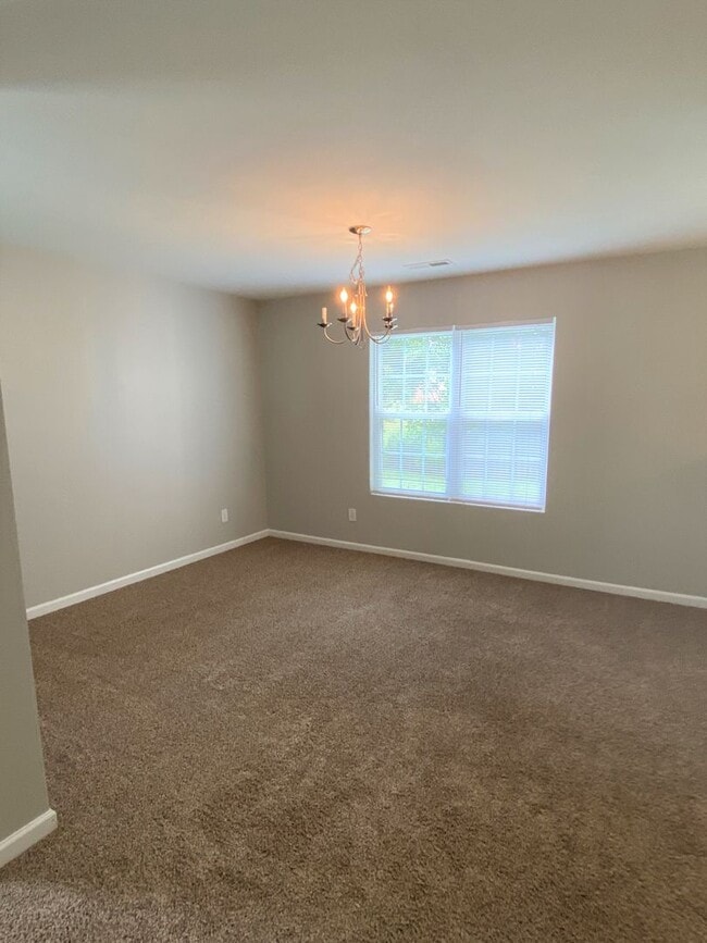 Building Photo - ~~~ Charming 4 Bedroom Home ~~~