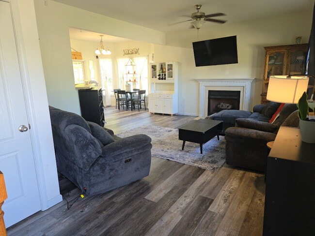 Foto del edificio - 213 Cottage Brook Ct