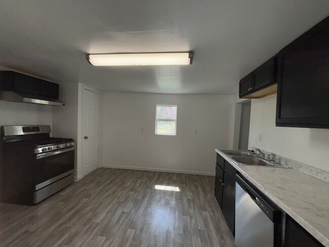 Building Photo - Available Now 2 bedroom 1 bath home