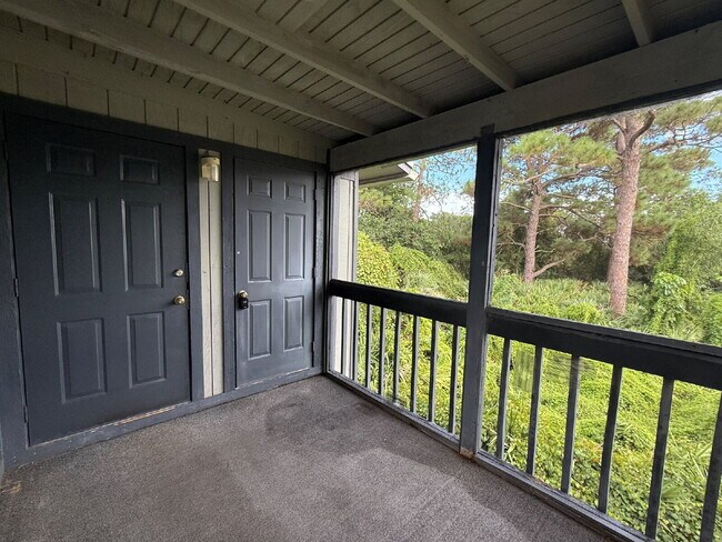 Foto del edificio - Spacious 2BR/2BA Condo with Vaulted Ceilin...