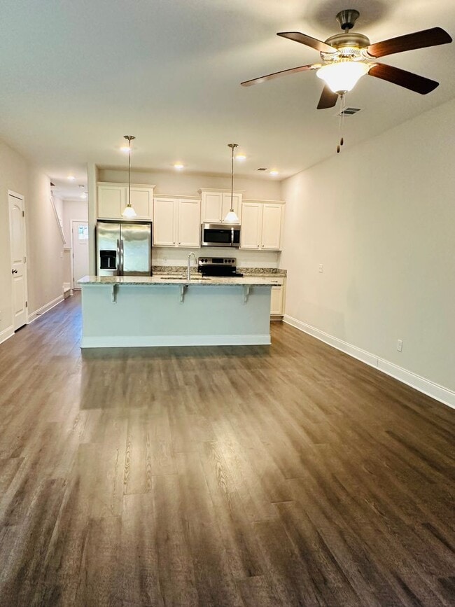 Building Photo - 3 Bd/2.5Ba Townhome-Gated-Fairway Links