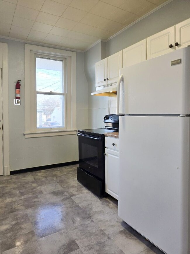 Building Photo - 3 Bedroom 1 Bath Entire House
