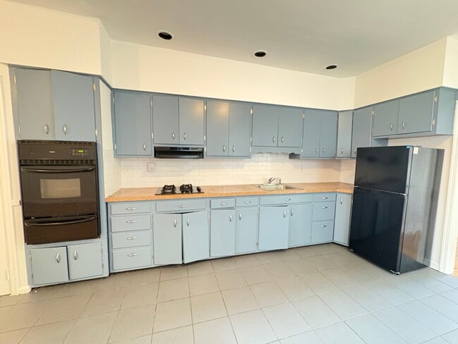 Building Photo - 400 Woodlawn Ave