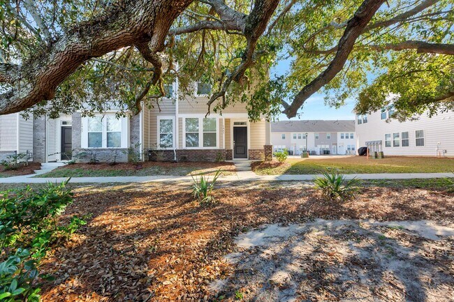 Building Photo - Townhome Living with Open Layout