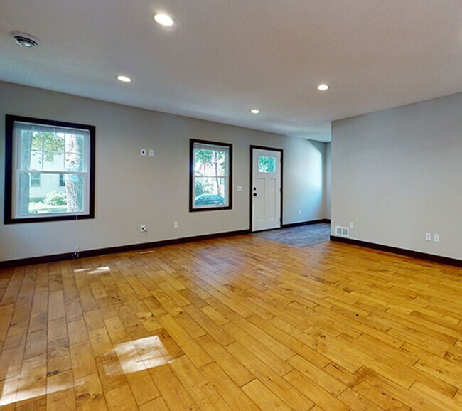 Building Photo - Affordable five bedroom house close to U o...