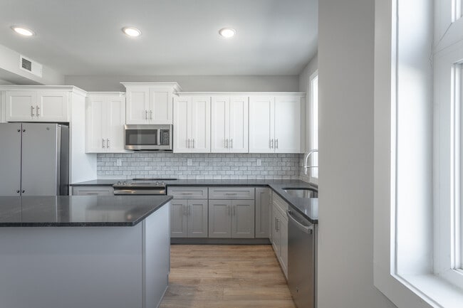 Building Photo - 7175 Garden Grove Way