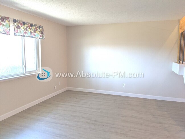 Building Photo - Amazing 3 Bed 2 Bath Townhome located in H...