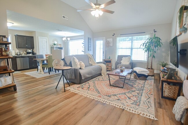 Building Photo - Pet Friendly Three Bedroom!