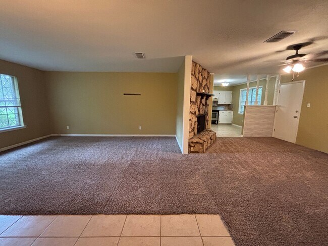 Foto del edificio - Corner lot in Southern Hills... Lawn included with rent.